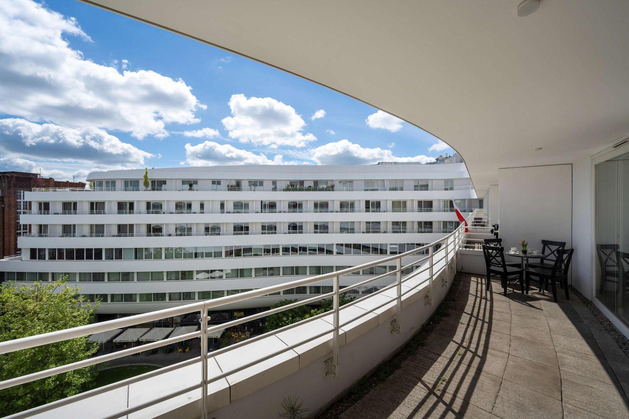 Modern In The Center Of With Air Conditioning And Balcony By Renters Apartament *